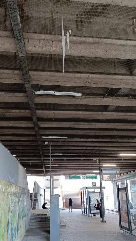 Niebezpiecznie na PST. "Jak spadnie komuś na głowę, będzie tragedia!"