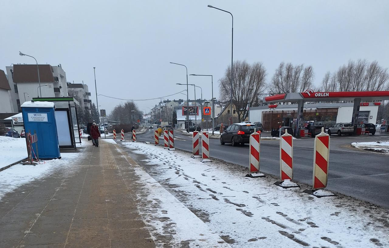 Wciąż nie można korzystać z wyremontowanego przystanku w Poznaniu. "Prace zakończyły się już około dwa miesiące temu"