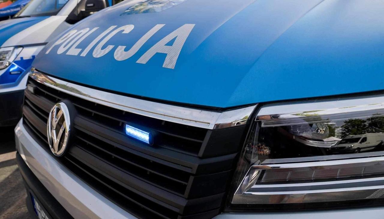 Duża akcja policji w centrum Poznania. Sporo radiowozów i zamaskowani młodzi ludzie