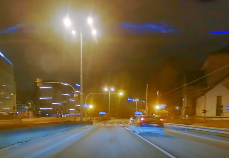 Bulwersująca sytuacja na poznańskiej ulicy. Kierowca jechał wprost na pieszych