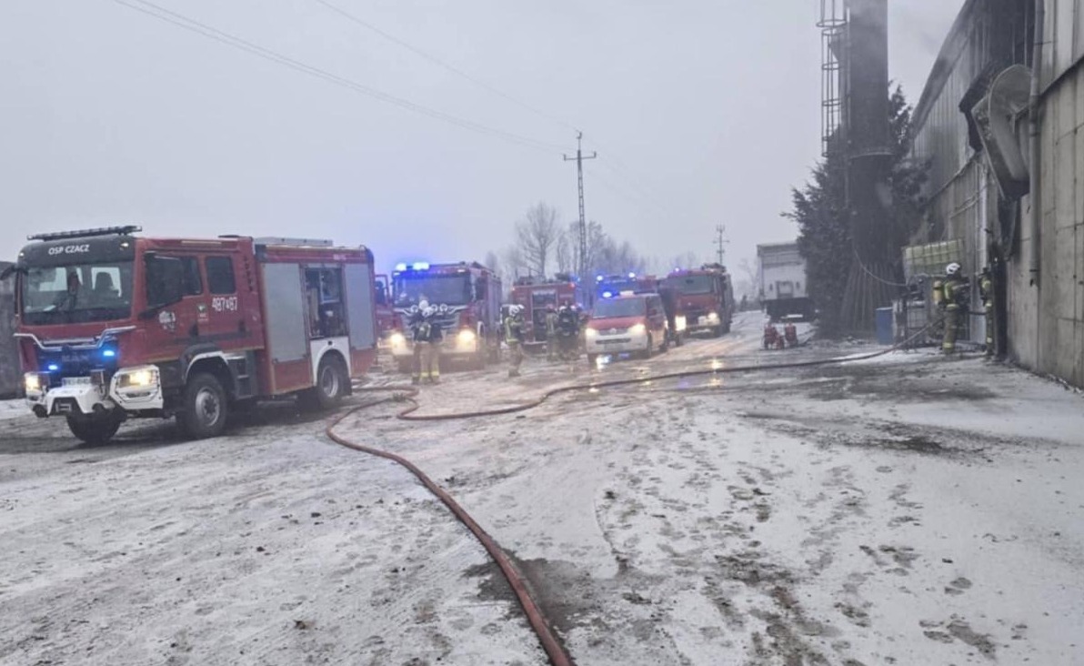 Pożar na terenie zakładu recyklingu. Zapaliła się skrzynka elektryczna