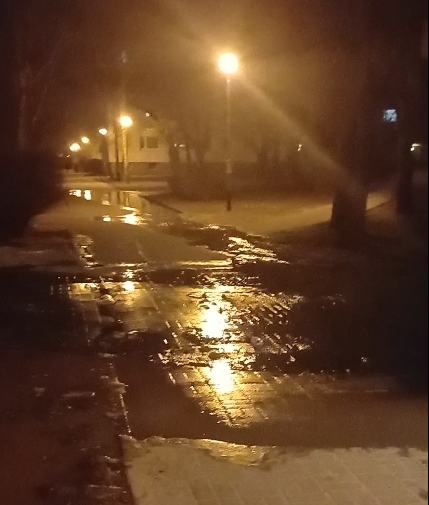 Woda lała się na poznańskim osiedlu