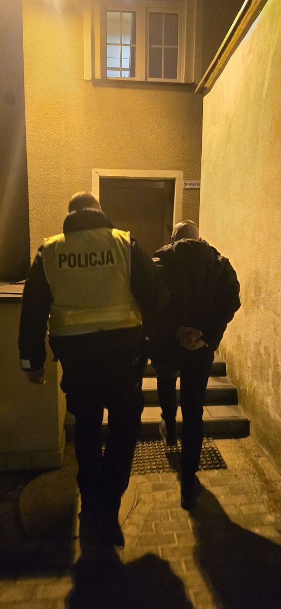 Podczas kontroli drogowej włożył policjantowi do kieszeni 100 zł. Poniósł surowe konsekwencje