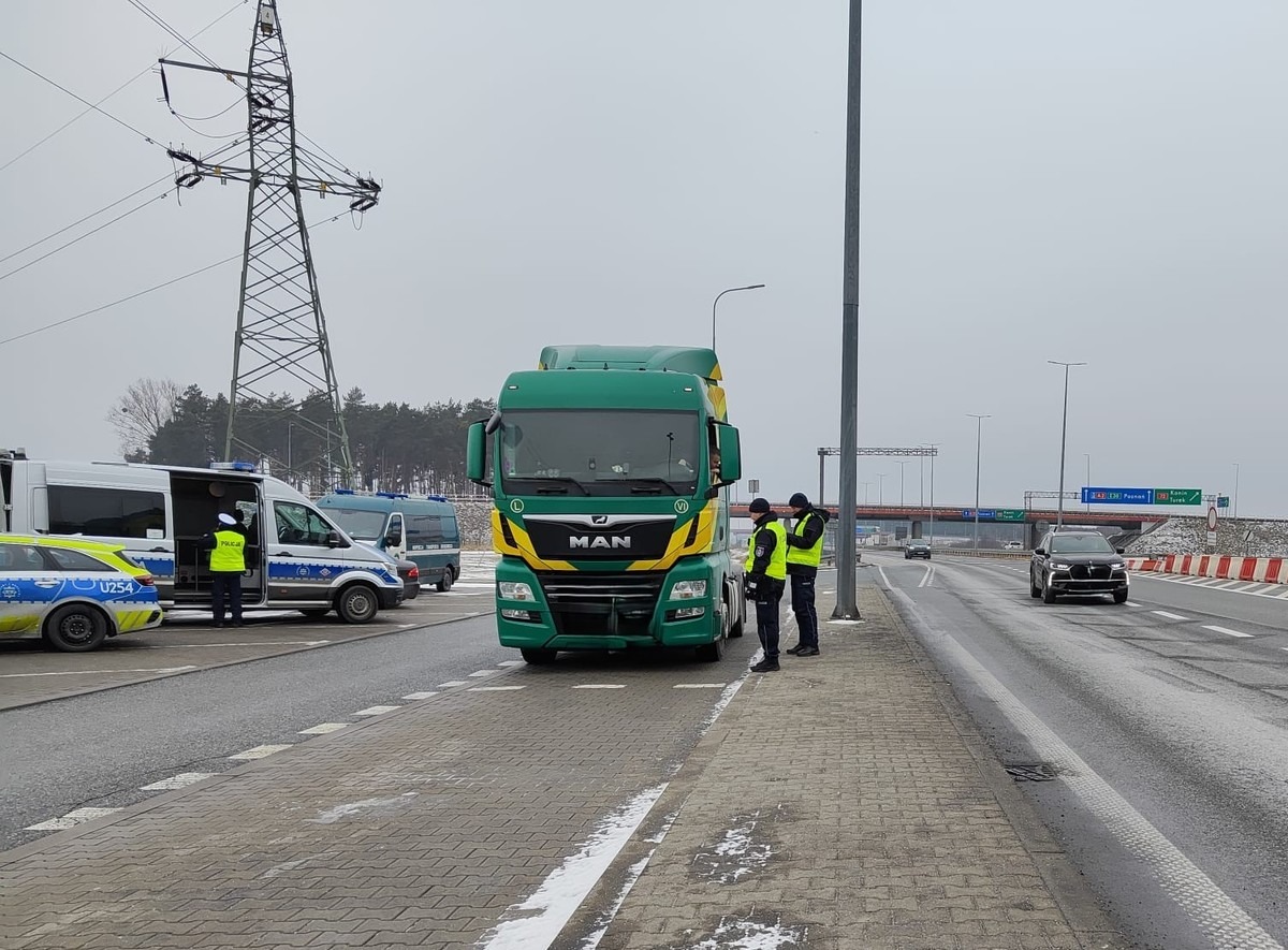 Policjanci przeprowadzali kontrole na A2. Rażące łamanie zakazu wyprzedzania, agresywne manewry i zły stan pojazdów. To nie wszystko!