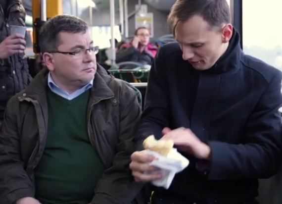 ZTM przypomina, jakie zachowania są niedozwolone w komunikacji miejskiej. "Nie uprzykrzaj innym podróży, nie jesteś tu sam"