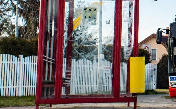 Tragiczne odkrycie na przystanku autobusowym. Ujawniono zwłoki