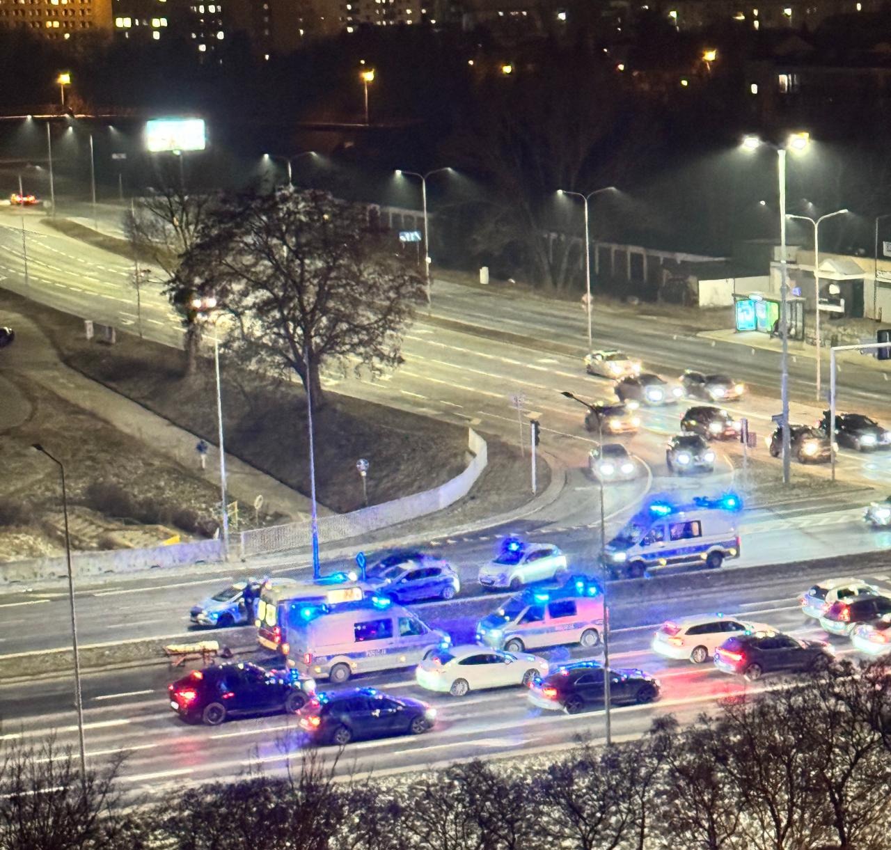 Aleje Solidarności: agresywny, pobudzony mężczyzna biegał po ulicy. Policjanci obezwładnili go i pomogli wprowadzić do karetki