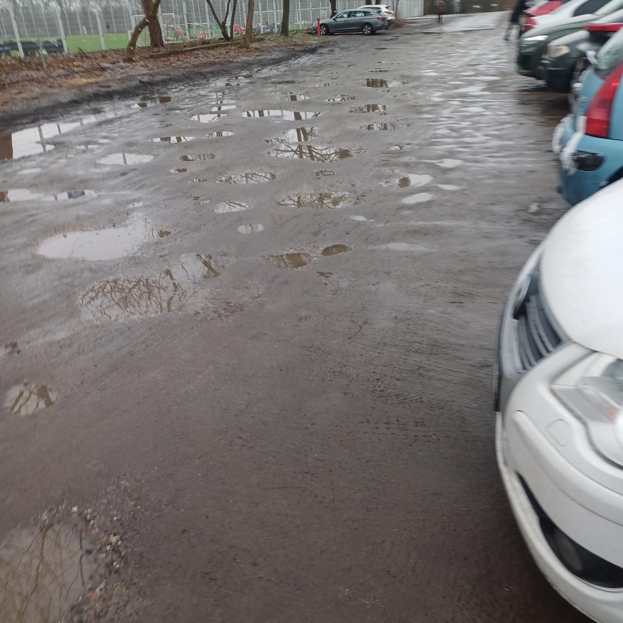 Na parkingu przy obiektach POSiR grzęzną w błocie. "Zamiast biletu z parkomatu powinni wydawać kalosze"