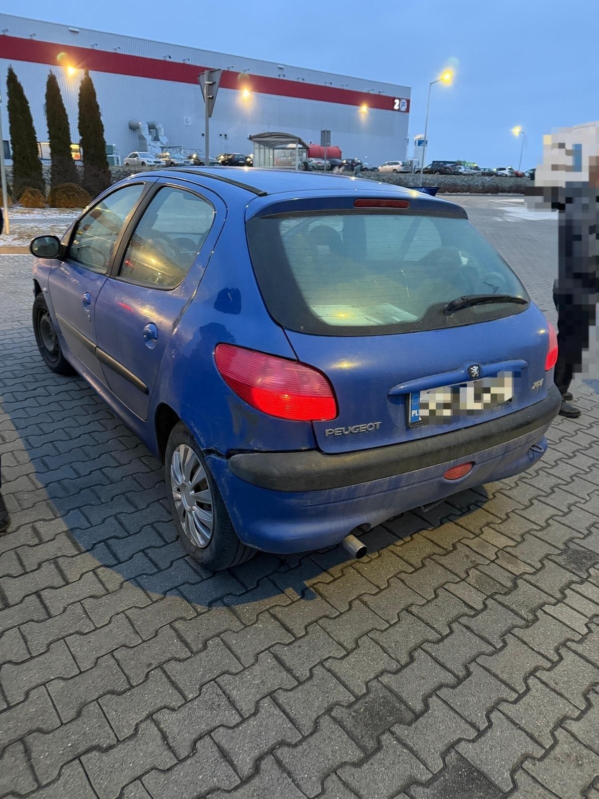 Policjanci po służbie ścigali prywatnym samochodem złodzieja paliwa. Informację o kradzieży otrzymali od znajomego pracownika stacji paliw