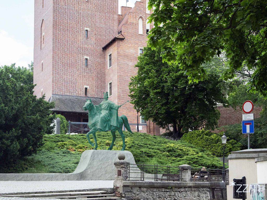 W Poznaniu będą montować elementy pomnika króla. Zamkną dwie ulice