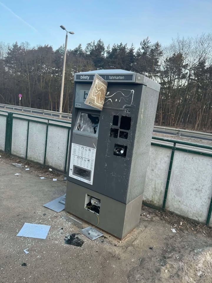 Kompletnie zdewastowany biletomat na poznańskiej pętli. Drugi raz w ciągu dwóch lat