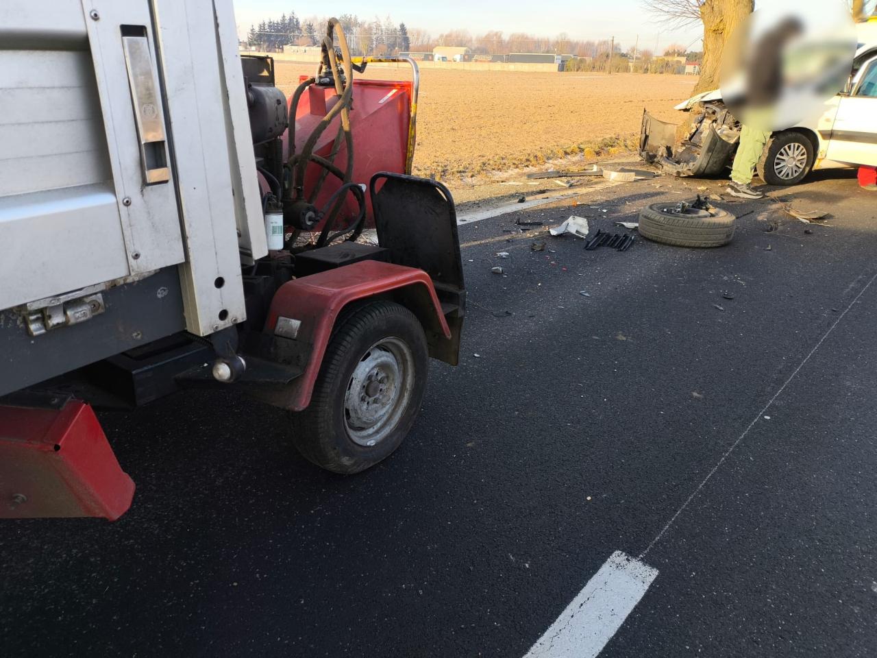 Poważny wypadek w regionie. Auto potrąciło pracownika na drodze
