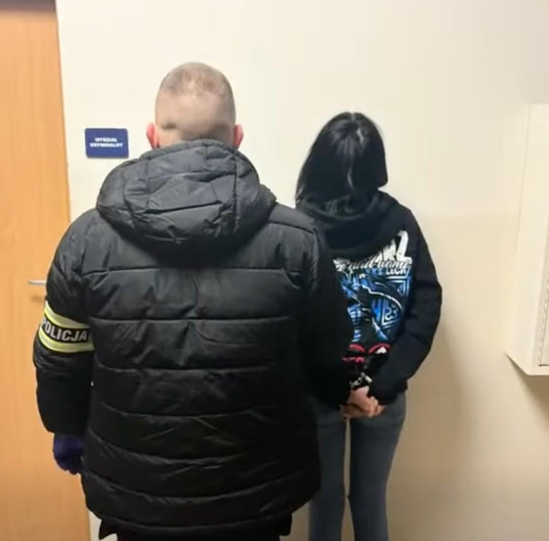 Brutalny atak na obornickiej ulicy. Zakrwawiony mężczyzna zgłosił się na komisariat, sprawcy ukradli mu auto