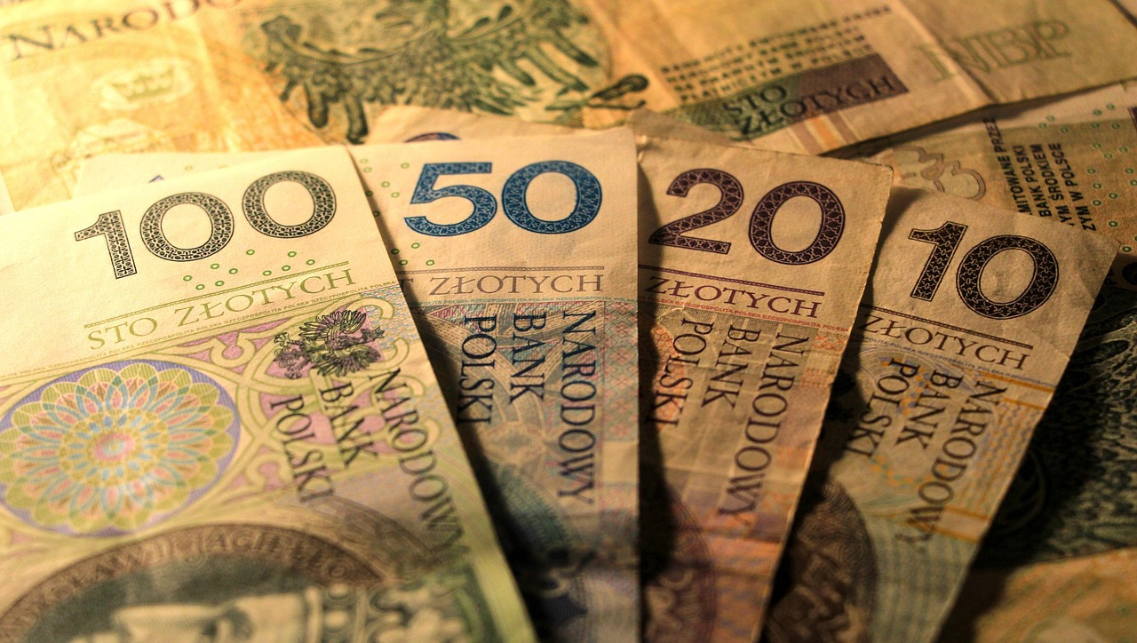 Plik banknotów leżał przed jednym z banków w regionie. Zagadkę gwałtownie rozwiązano