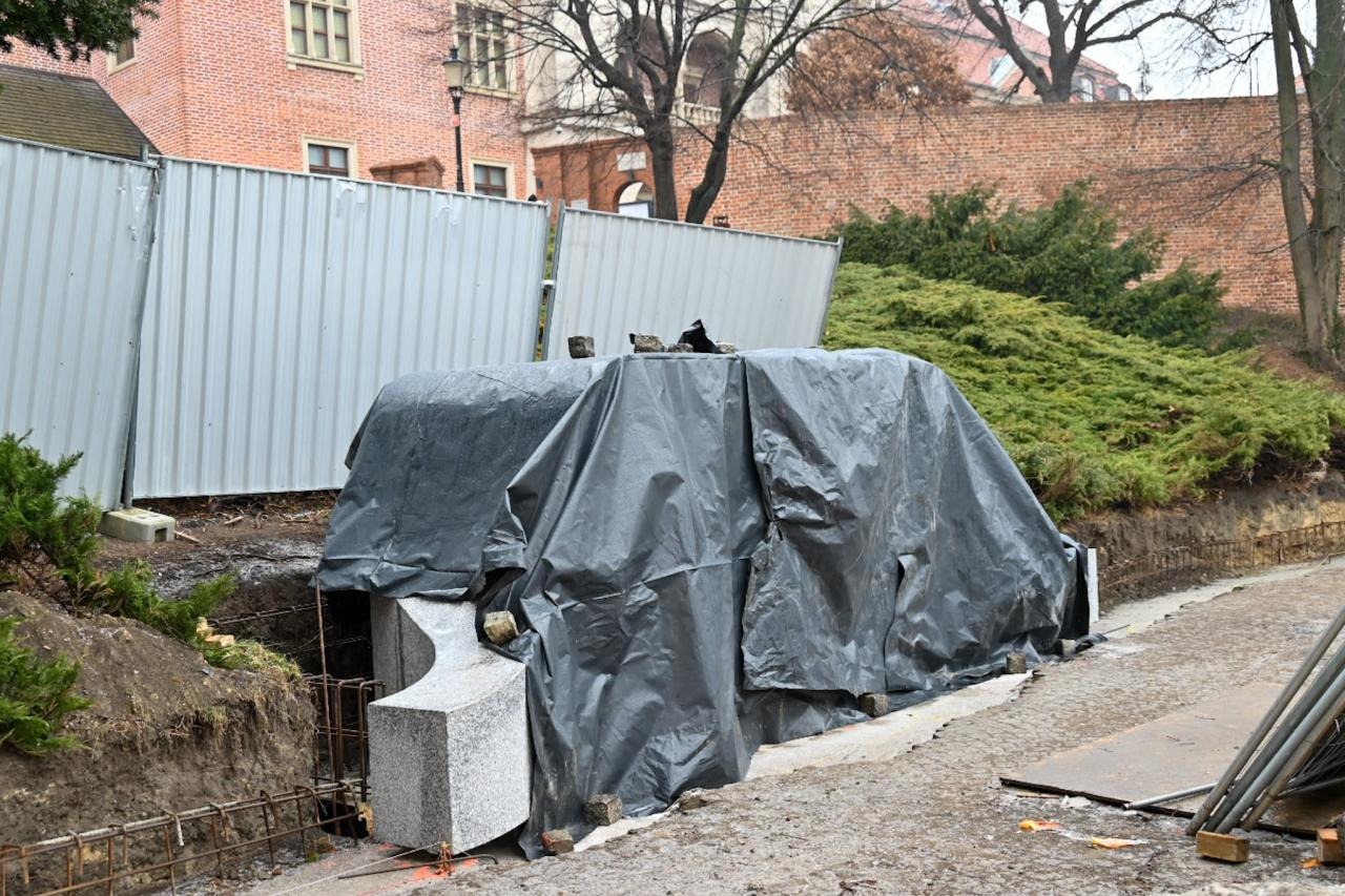 Król Przemysł II będzie miał swój pomnik w Poznaniu. Ruszył montaż