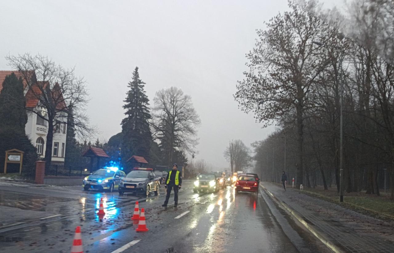 Wody roztopowe zalewają nie tylko posesje i piwnice, ale też ważne drogi w Wielkopolsce. Utrudnienia!
