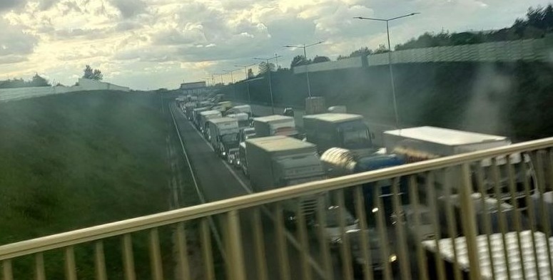 Kolizja na podpoznańskim odcinku autostrady. Kolejne, spore utrudnienia