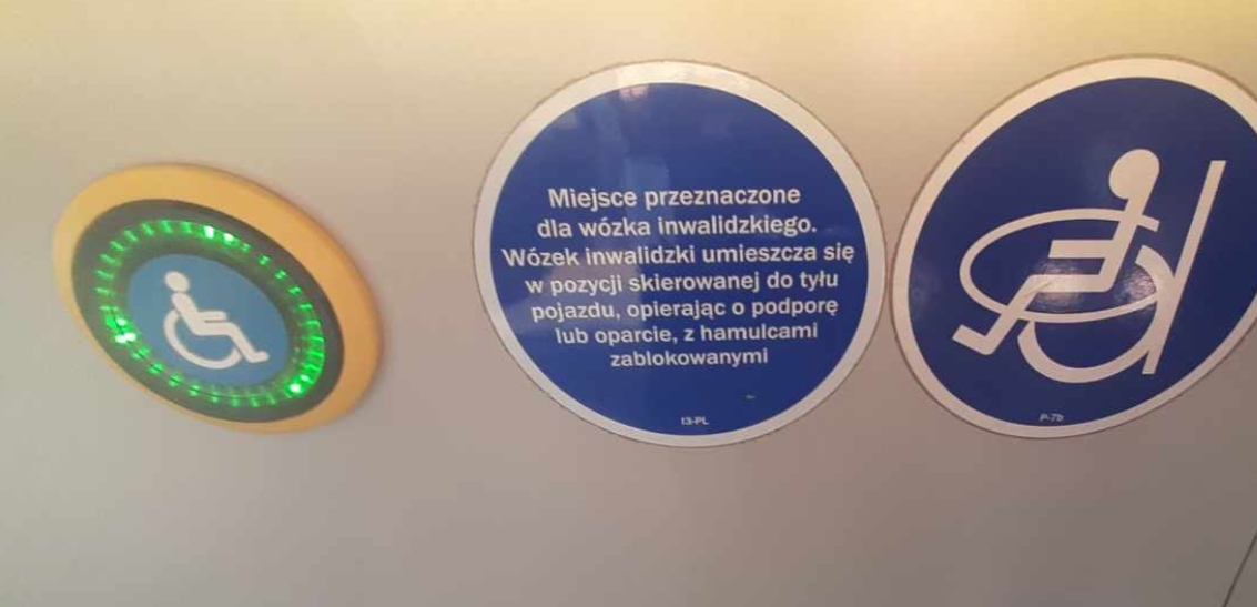 Pasażerowie nie zwracają uwagi na te oznaczenia. Wystarczy jeden gest, żeby poprawić komuś komfort podróżowania