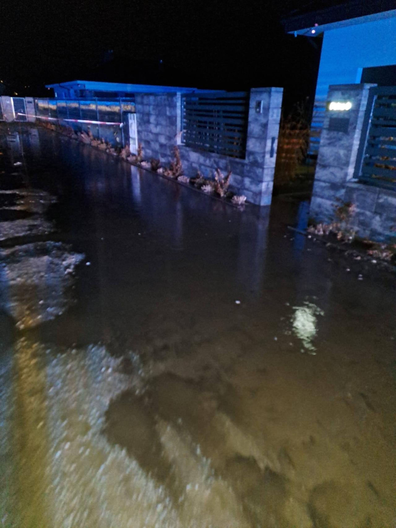 Strażacy musieli do późnych godzin zabezpieczać domy workami z piaskiem. Woda lała się z pól do okolicznych domów