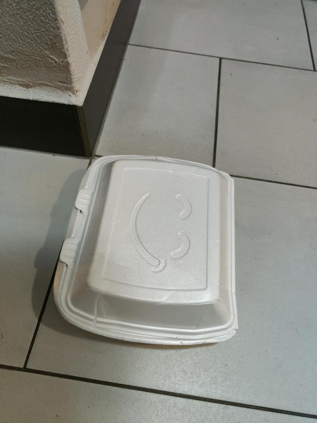 Ktoś notorycznie kradnie mieszkańcom jedzenie spod drzwi. "Musiałam zrezygnować z cateringu."