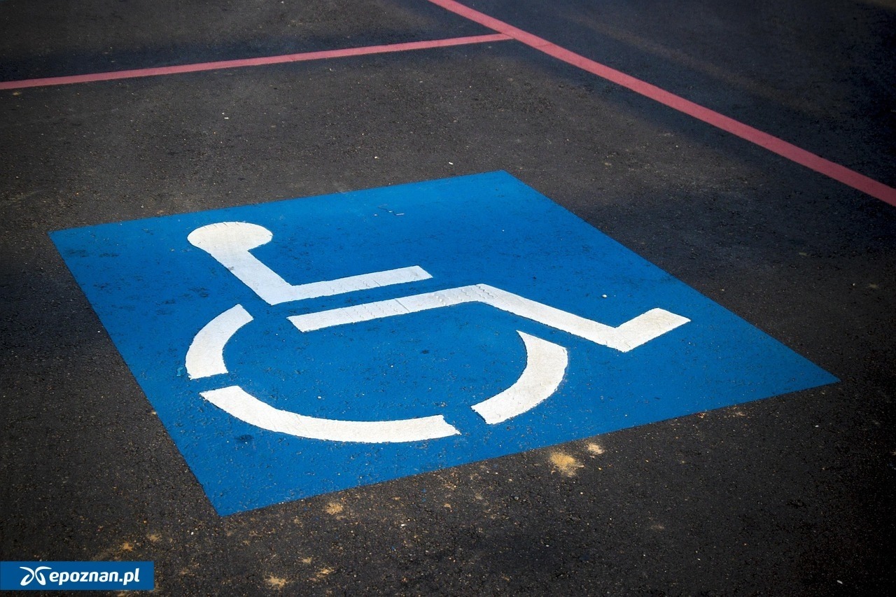 Afera w Poznaniu. Pomagali wyłudzać dofinansowanie za zatrudnianie niepełnosprawnych, prawie 6,5 mln złotych strat