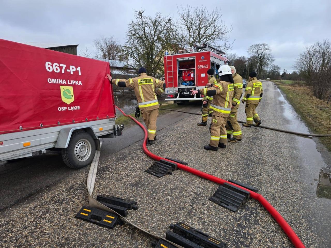 Strażacy wciąż walczą z roztopami. Po krótkim postoju jadą do kolejnej, podtopionej posesji