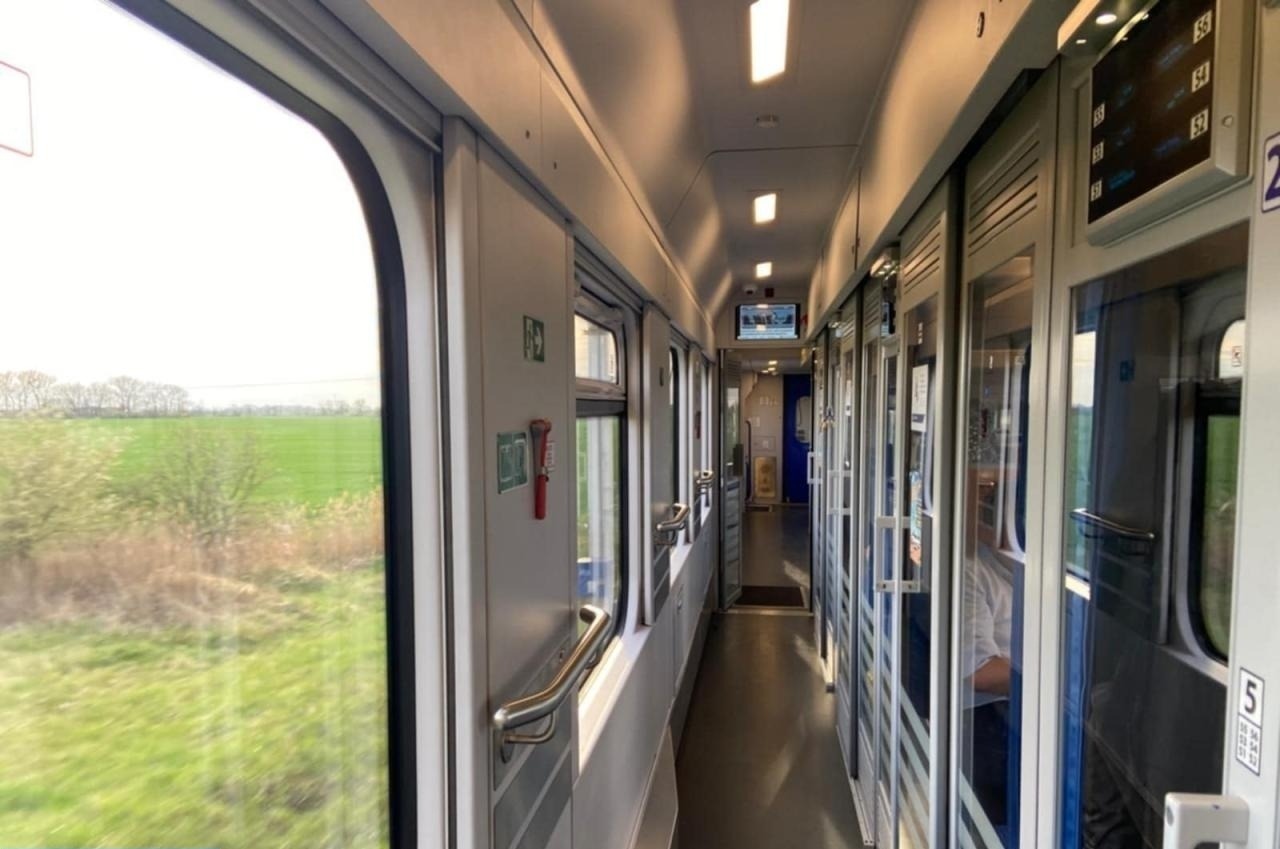 Jechał pociągiem relacji Przemyśl-Ustka. W Poznaniu wyszedł tylko na papierosa. Pociąg odjechał bez niego