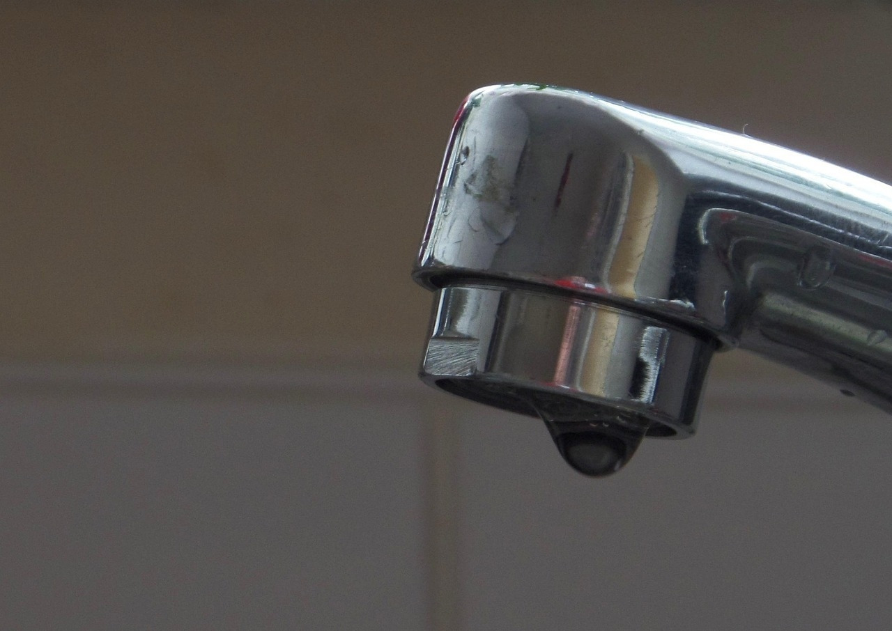 Woda zalała plac budowy w centrum miasta