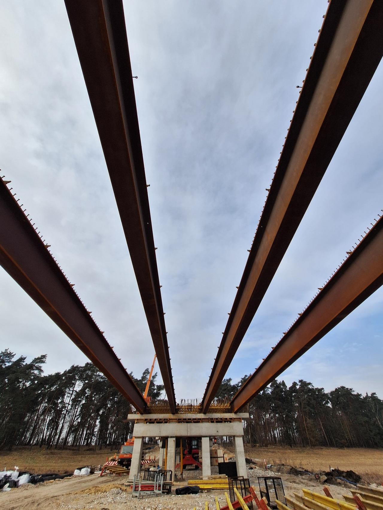 Na powstającej obwodnicy w regionie budują most. Widać już coraz więcej