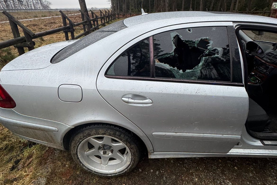 Podczas kontroli w regionie kobieta i mężczyzna nie chcieli opuścić auta. Policjanci wybili w Mercedesie szybę