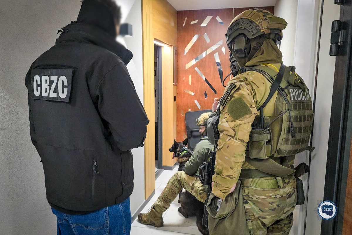 Duża akcja służb wymierzona w kantory kryptowalut. Zatrzymano 13 osób