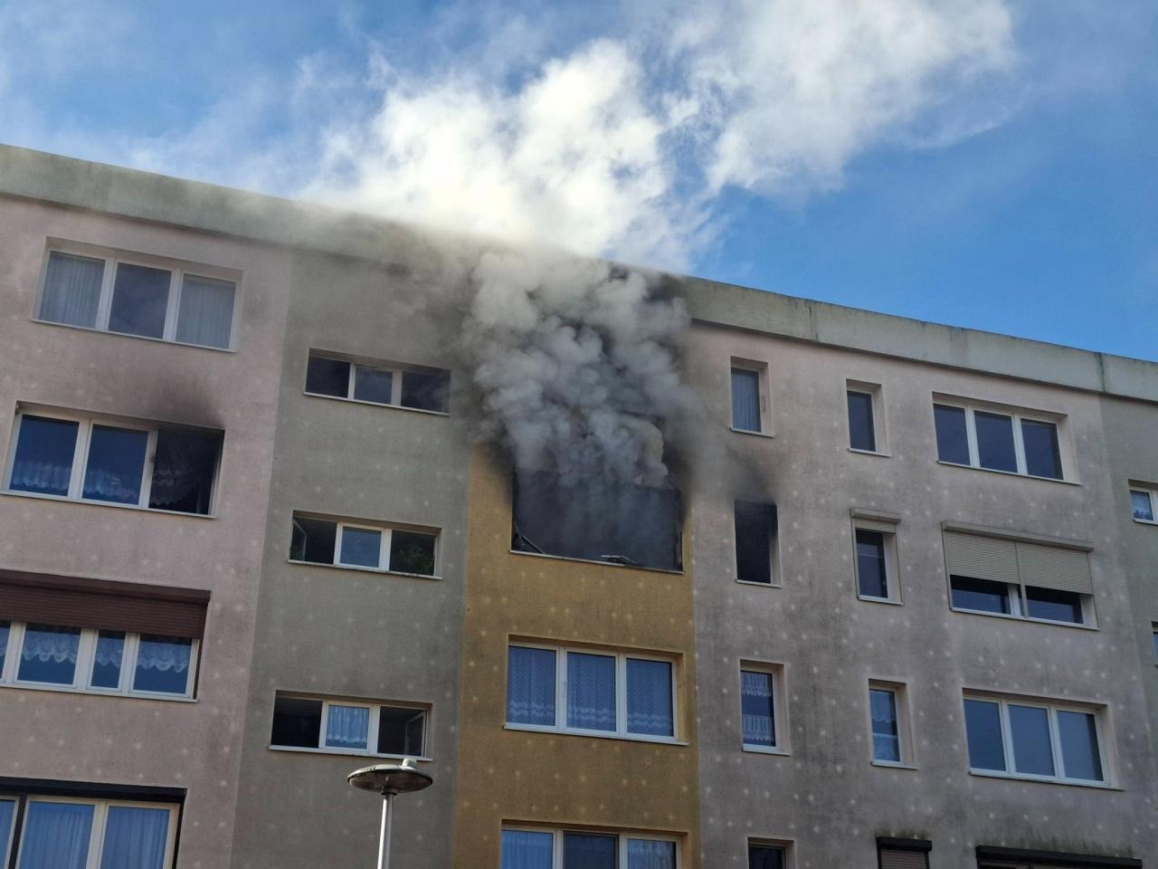 Pożar w bloku w regionie. Dwie osoby trafiły do szpitala