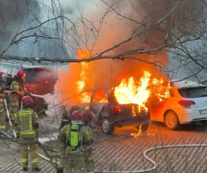 Auta w ogniu przy poznańskiej ulicy