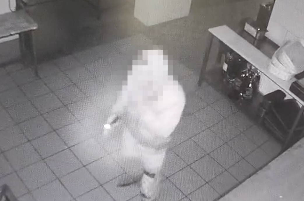 Zakradł się pod osłoną nocy do restauracji, skąd ukradł 1500 złotych. Cała sytuacja została nagrana