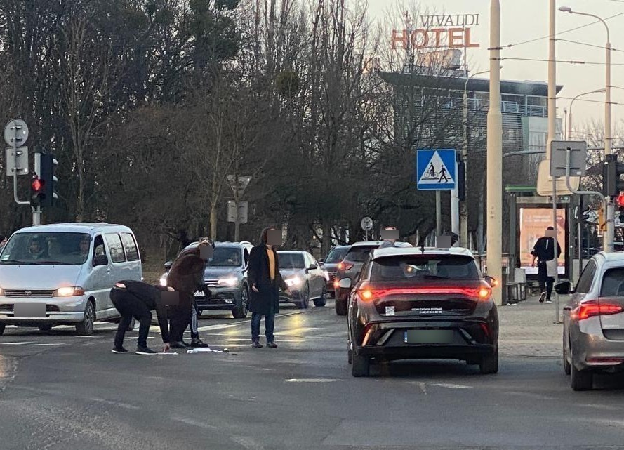 Pułaskiego: potrącenie rowerzystki. Poszkodowana trafiła do szpitala z obrażeniami