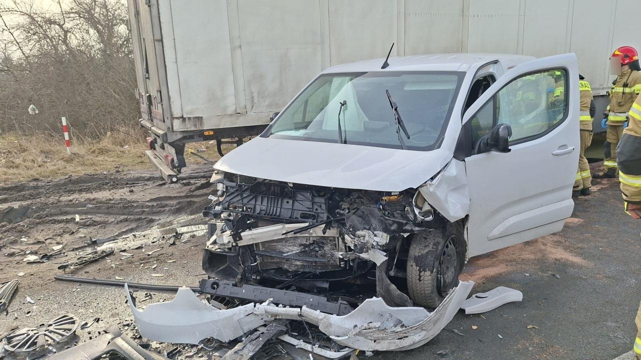 Zderzenie czołowe samochodów w Komornikach. Dwie osoby są ranne