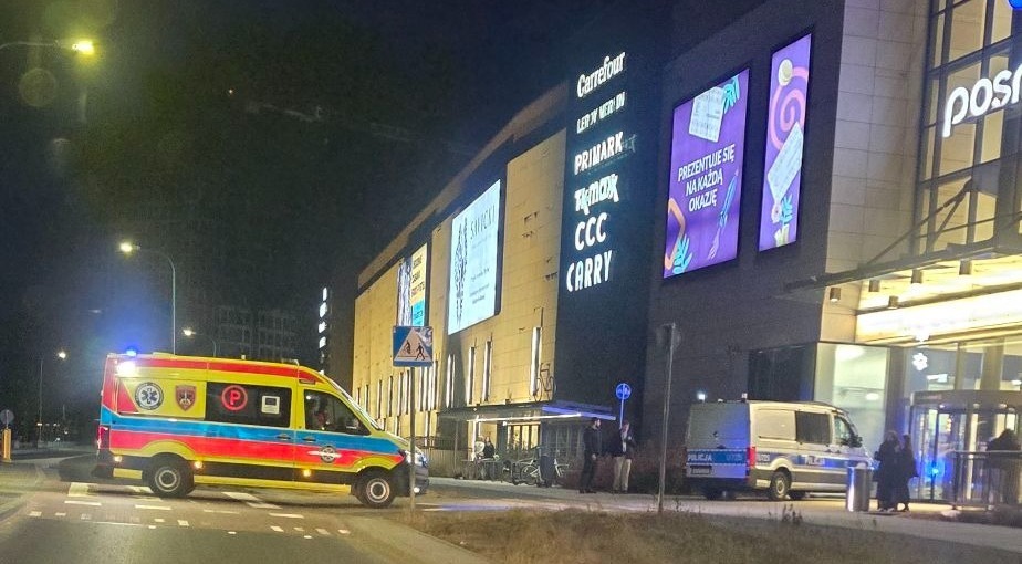 Posnania: jedna nastolatka uderzyła drugą w oko. Dziewczyna została przewieziona do szpitala