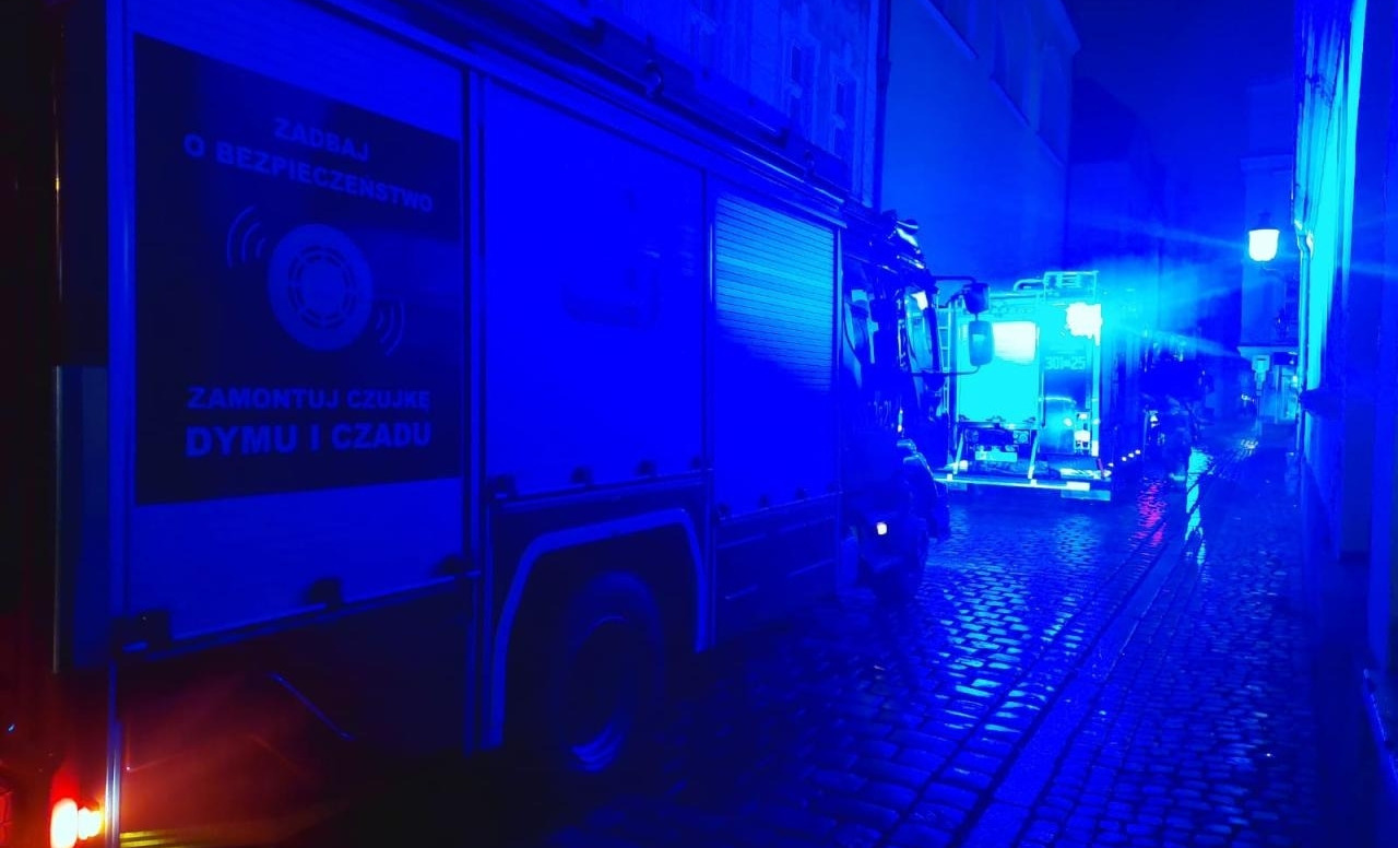 Nocny pożar w kamienicy w centrum Poznania. Dwóch strażaków trafiło do szpitala