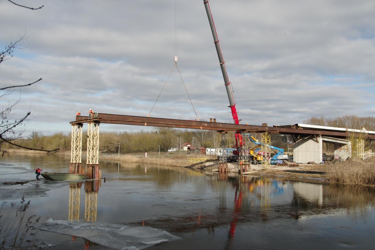 Coraz bliżej połączenia dwóch brzegów rzeki pod Poznaniem. Powstaje nowa kładka