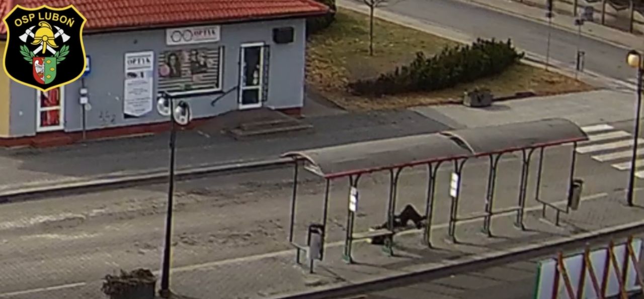 Spadł z ławki na przystanku w podpoznańskiej miejscowości, strażacy piszą o znieczulicy