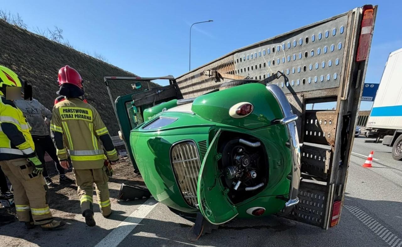 Kolizja na A2. Przewróciła się laweta z samochodem
