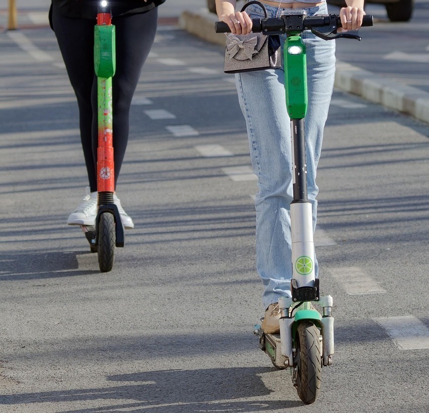 Od wtorku wejdzie w życie nowa zasada dla kierujących hulajnogami elektrycznymi. Rodzice mogą ponieść konsekwencje za złamanie tej zasady