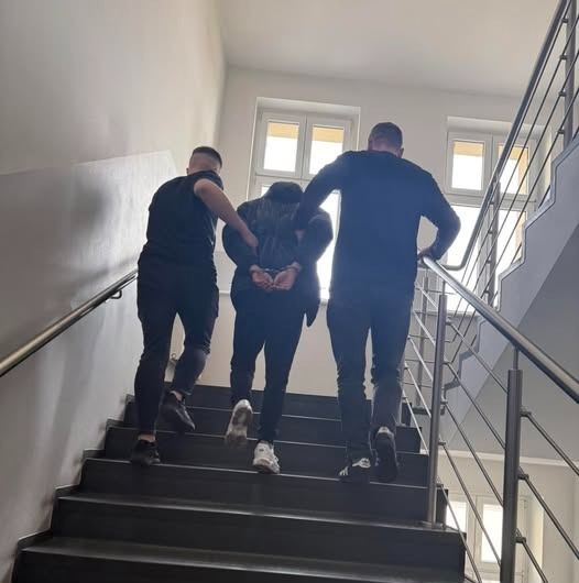 20-latek złamał zakaz zbliżania się do matki, wdzierając się do jej domu. Połamał również rękę swojej babci