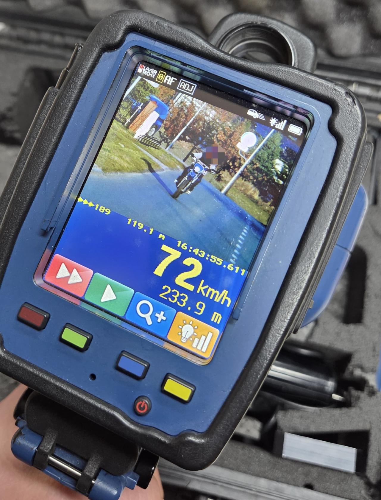 14-latek bez uprawnień na motocyklu. Przekroczył prędkość. Odpowie przed sądem dla nieletnich