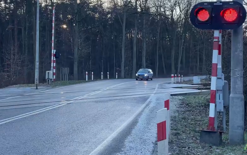 Awaria rogatek na przejeździe kolejowym! Droga całkowicie zablokowana