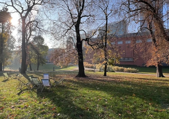 Awantura w parku przy Starym Browarze. Doszło do szarpaniny między bezdomnymi a ochroną. Dwie osoby skończyły na izbie wytrzeźwień