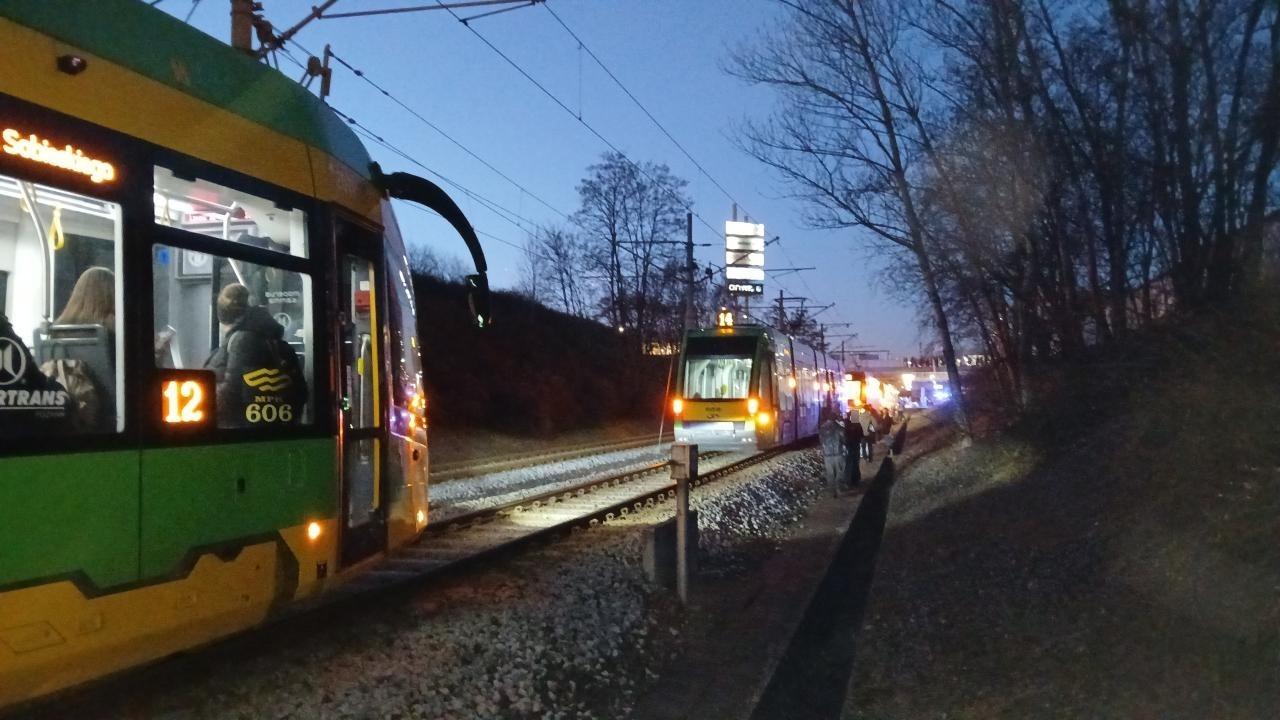 Aleje Solidarności: tramwaje stanęły z powodu chwilowego braku prądu w sieci trakcyjnej