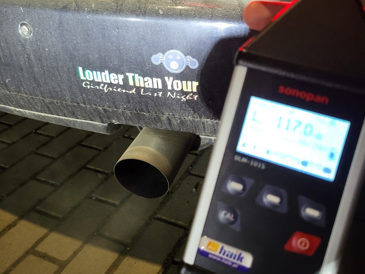 Hałas zwrócił uwagę policjantów. Na aucie naklejka przy wydechu "Głośniejszy niż twoja dziewczyna ostatniej nocy"