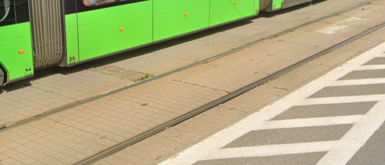 Groźny incydent w poznańskim tramwaju. Podłoga przebita na wylot elementem torowiska