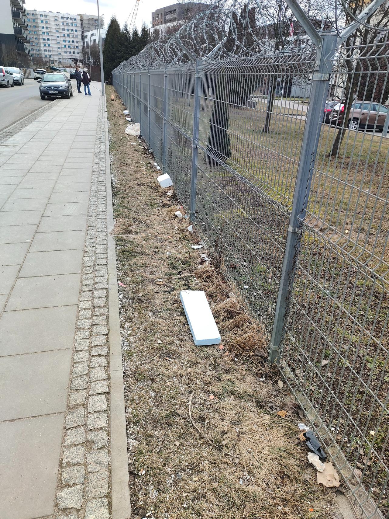 Osiedle w Poznaniu zasypane styropianem z budowy. "Cała okolica jest w syfie"